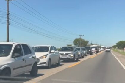 BR-101, em Campos, registra grande fluxo de veículos retornando à cidade