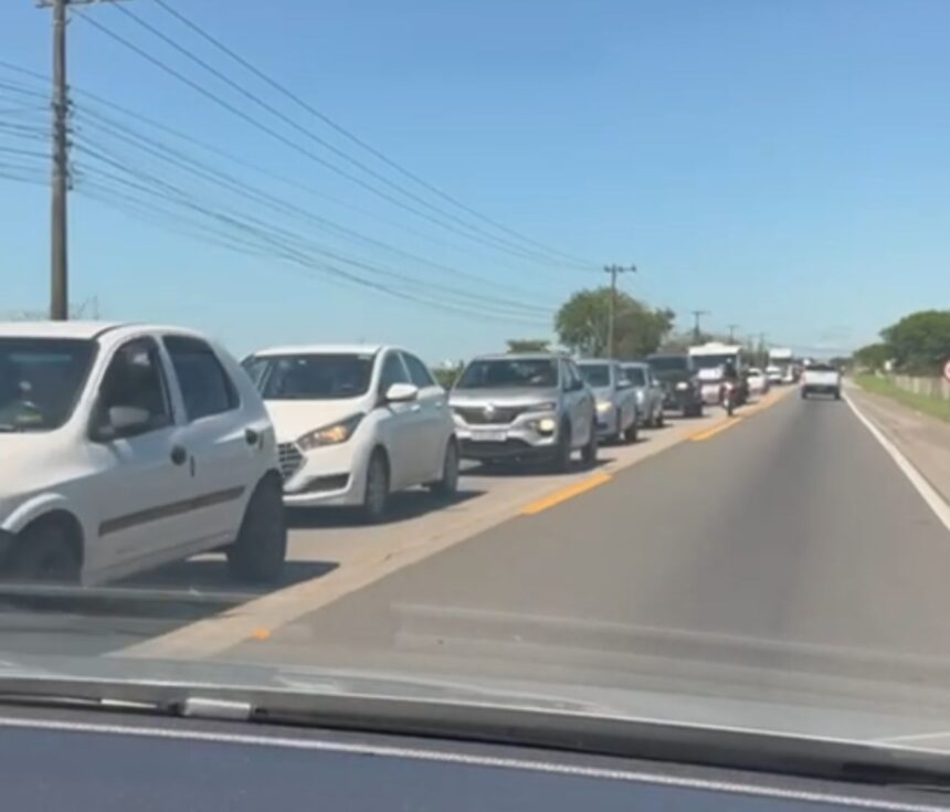 BR-101, em Campos, registra grande fluxo de veículos retornando à cidade