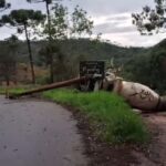 Motorista de caminhão morre após colisão com poste na RJ-242, em Nova Friburgo