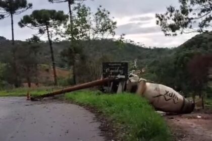 Motorista de caminhão morre após colisão com poste na RJ-242, em Nova Friburgo