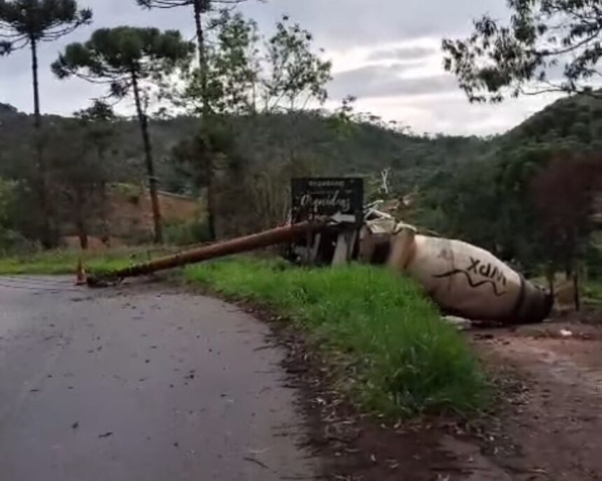 Motorista de caminhão morre após colisão com poste na RJ-242, em Nova Friburgo