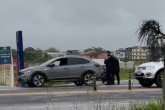 Carro clonado que fugiu da PRF em Campos é recuperado pela PM em Macaé; motorista foi preso