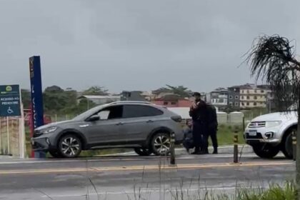Carro clonado que fugiu da PRF em Campos é recuperado pela PM em Macaé; motorista foi preso