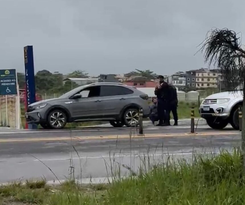 Carro clonado que fugiu da PRF em Campos é recuperado pela PM em Macaé; motorista foi preso
