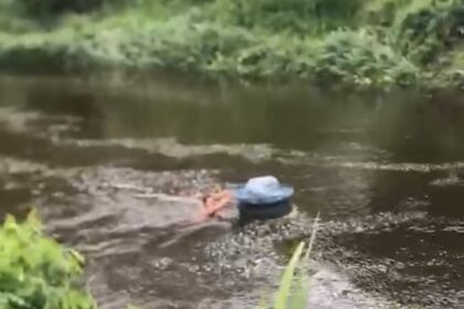 Sem passarela há mais de um ano, moradores da região do Imbé, em Campos, voltam a sofrer com a chuva e ficam ilhados