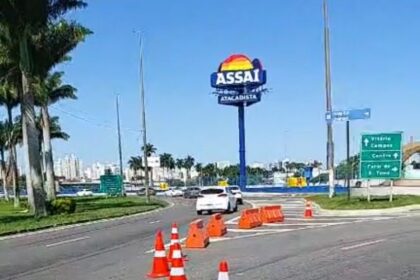Prefeitura bloqueia acesso à Av. Arthur Bernardes e BR-101 registra grande congestionamento