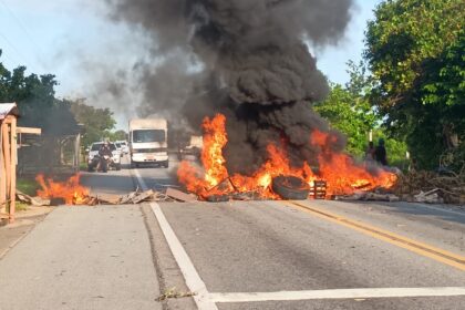 Manifestantes voltam a bloquear BR-356, em SJB, devido à falta de água
