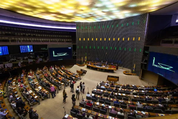 Câmara aprova projeto que aumenta número de deputados para 531