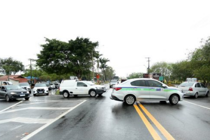 Tachões redutores de velocidade serão instalados nesta segunda na BR-101, em frente ao Shopping Estrada