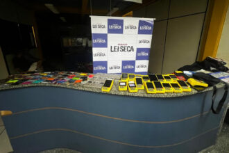 Taxista é preso com 184 cartões e 32 maquininhas durante operação da Lei Seca