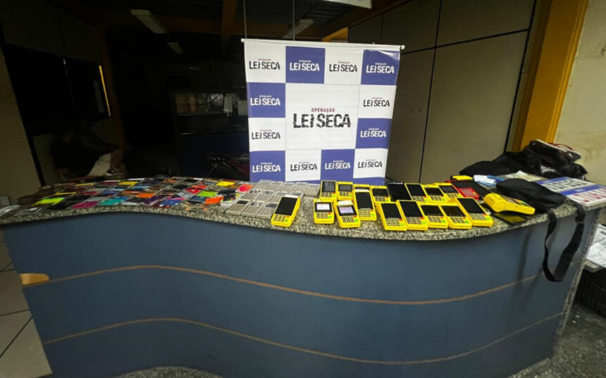 Taxista é preso com 184 cartões e 32 maquininhas durante operação da Lei Seca