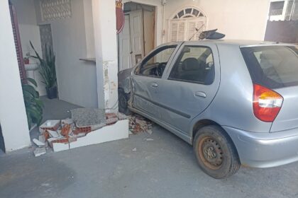 Mulher passa mal, perde o controle do carro e invade sorveteria em Cardoso Moreira