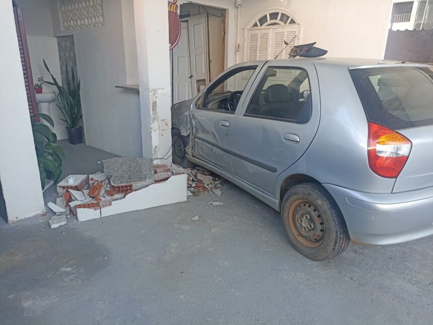 Mulher passa mal, perde o controle do carro e invade sorveteria em Cardoso Moreira