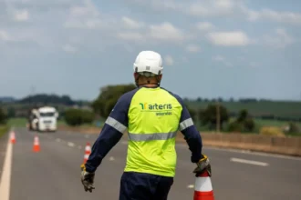 Trecho da BR-101 em Campos com sistema pare e siga até as 17h