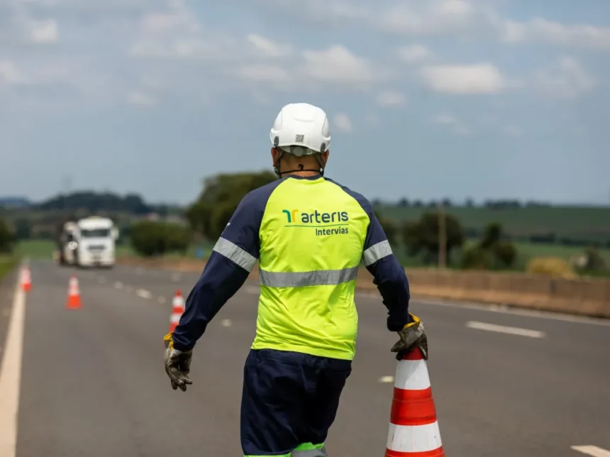 Trecho da BR-101 em Campos com sistema pare e siga até as 17h