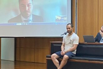 Estudante de medicina que atropelou a mãe participa da primeira audiência do caso