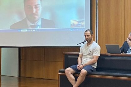 Estudante de medicina que atropelou a mãe participa da primeira audiência do caso