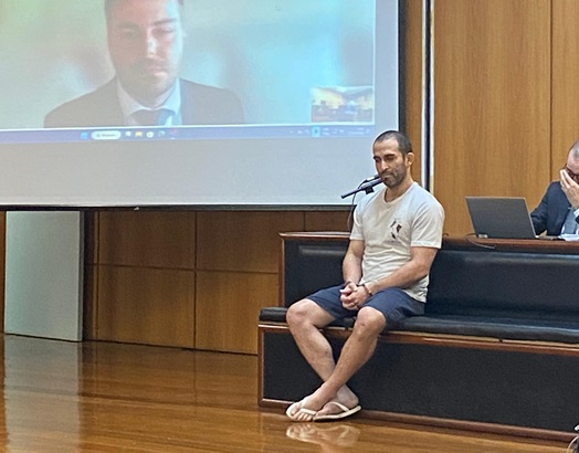 Estudante de medicina que atropelou a mãe participa da primeira audiência do caso