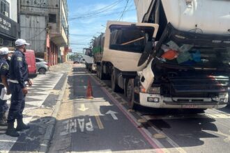 Caminhão quebra e tumultua trânsito no Centro de Campos