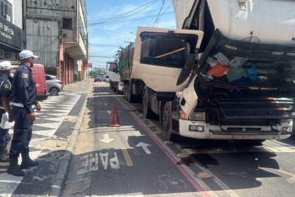 Caminhão quebra e tumultua trânsito no Centro de Campos