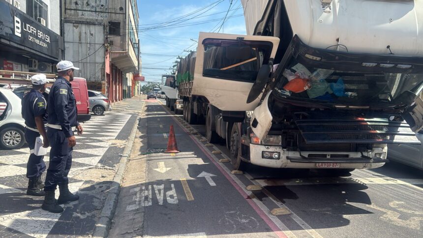 Caminhão quebra e tumultua trânsito no Centro de Campos