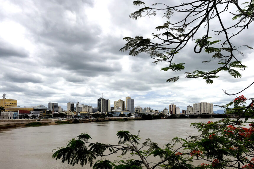 Chuva fica até esta terça (24) e deixa Defesa Civil em alerta