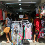 Lojas cheias e correria: consumidores fazem compras de Natal na última hora em Campos