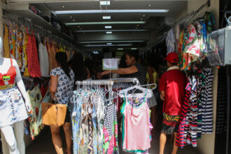 Lojas cheias e correria: consumidores fazem compras de Natal na última hora em Campos