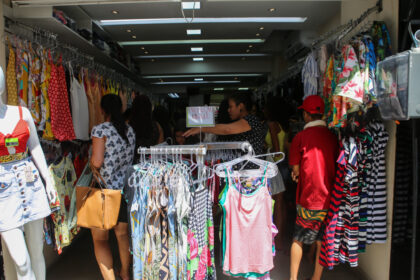 Lojas cheias e correria: consumidores fazem compras de Natal na última hora em Campos