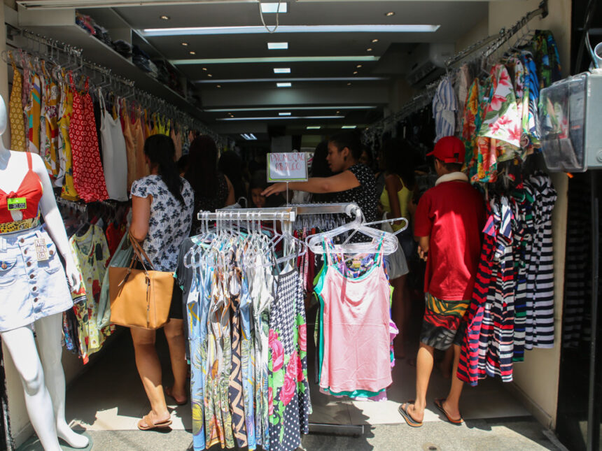 Lojas cheias e correria: consumidores fazem compras de Natal na última hora em Campos