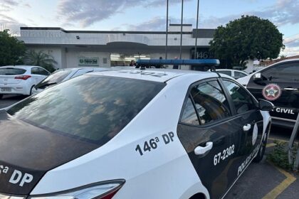 Mãe agride e ameaça policial civil após filho ser apreendido em Campos; mulher ainda tentou danificar vidro de viatura