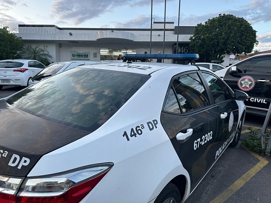 Mãe agride e ameaça policial civil após filho ser apreendido em Campos; mulher ainda tentou danificar vidro de viatura