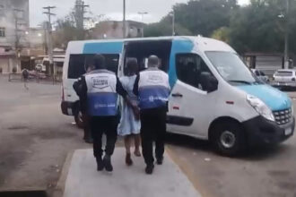 Morador em situação de rua é preso após quebrar bancos da Rodoviária de Campos e desacatar policiais