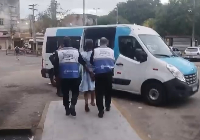 Morador em situação de rua é preso após quebrar bancos da Rodoviária de Campos e desacatar policiais