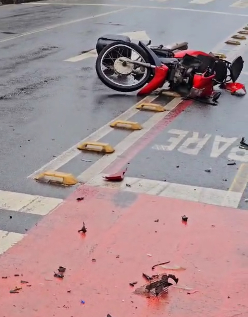 Acidente no Centro de Campos deixa motociclista em estado grave 