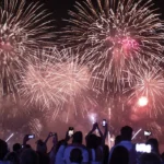 Escolha a cor do seu ano: crendices e rituais para o Réveillon 2025