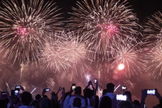 Escolha a cor do seu ano: crendices e rituais para o Réveillon 2025
