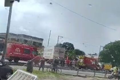 Motociclista fica gravemente ferido após acidente com caminhão na BR-101, em Travessão