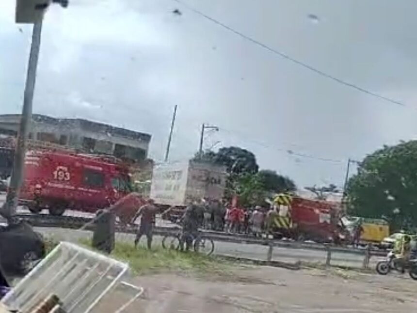 Motociclista fica gravemente ferido após acidente com caminhão na BR-101, em Travessão