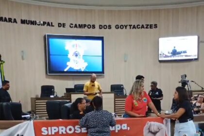 Servidores públicos ocupam plenário da Câmara de Campos em protesto contra “pacote de maldades” de Wladimir e texto é retirado da pauta