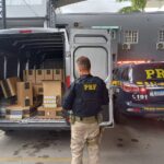 PRF realiza apreensão de 70 caixas de cigarros em Campos