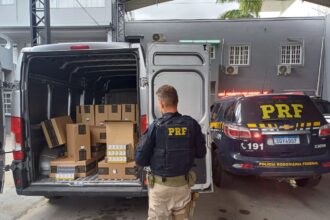 PRF realiza apreensão de 70 caixas de cigarros em Campos