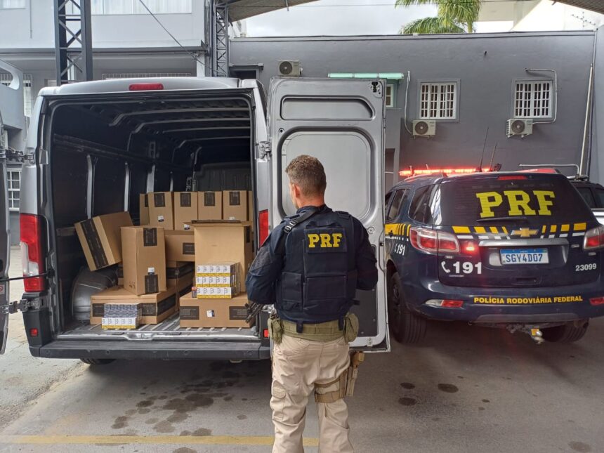 PRF realiza apreensão de 70 caixas de cigarros em Campos