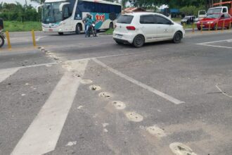 Tachões redutores de velocidade são retirados da BR-101, em frente ao Shopping Estrada