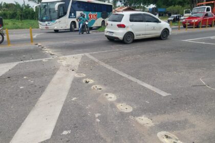 Tachões redutores de velocidade são retirados da BR-101, em frente ao Shopping Estrada