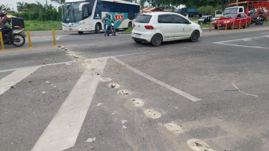 Tachões redutores de velocidade são retirados da BR-101, em frente ao Shopping Estrada