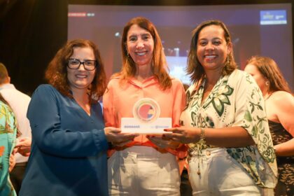 Quissamã recebe o ouro do Selo Nacional Compromisso com a Alfabetização em evento no Rio
