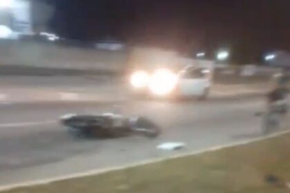Homem morre e outras duas pessoas ficam feridas após acidente entre duas motos, em Campos