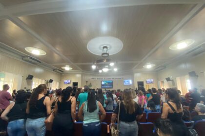 Sob vaias e protesto, vereadores da base governista aprovam “pacote de maldades” contra servidores