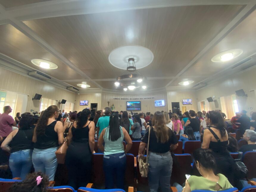 Sob vaias e protesto, vereadores da base governista aprovam “pacote de maldades” contra servidores